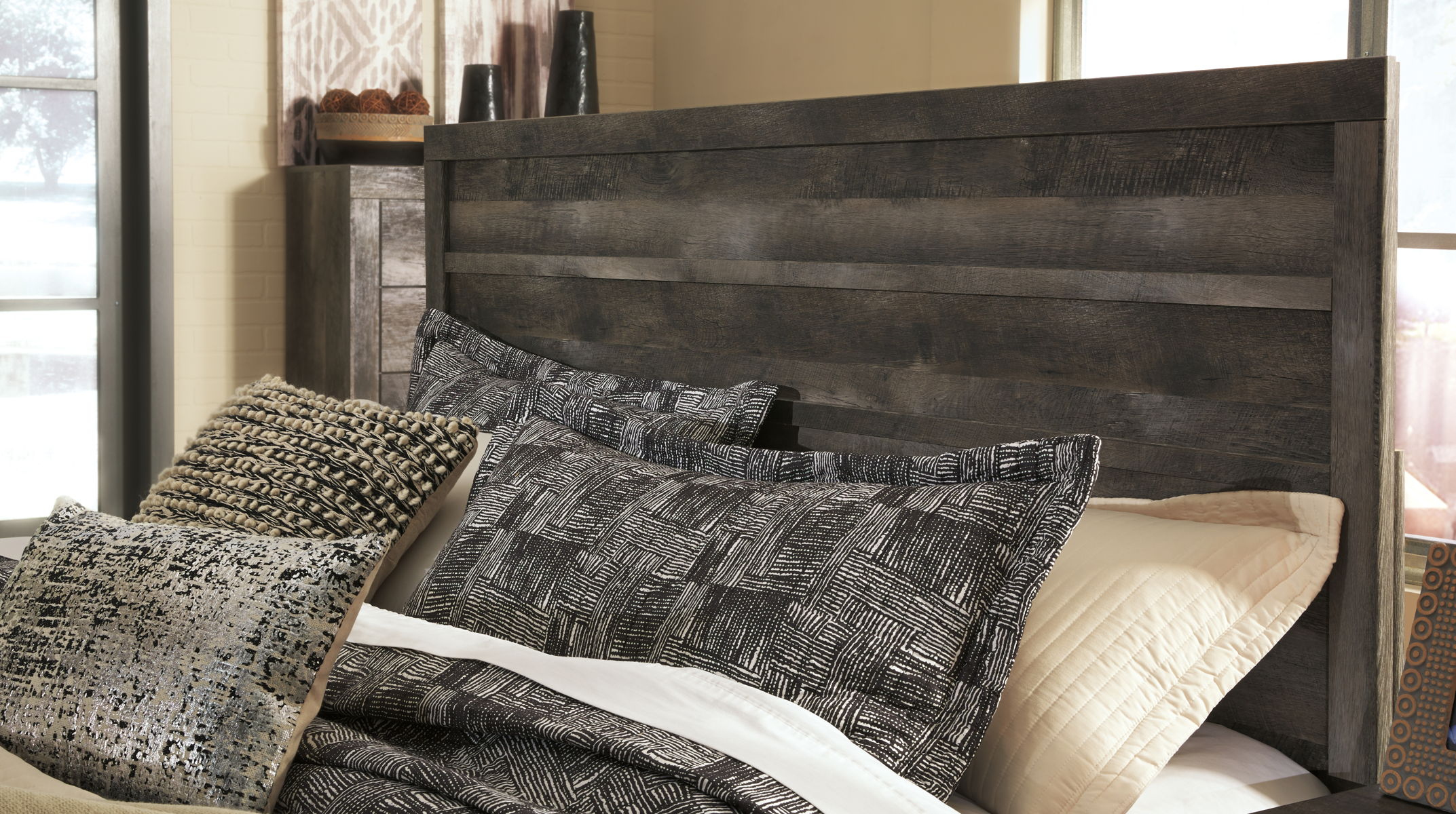 Wynnlow - Panel Bed - Image 3